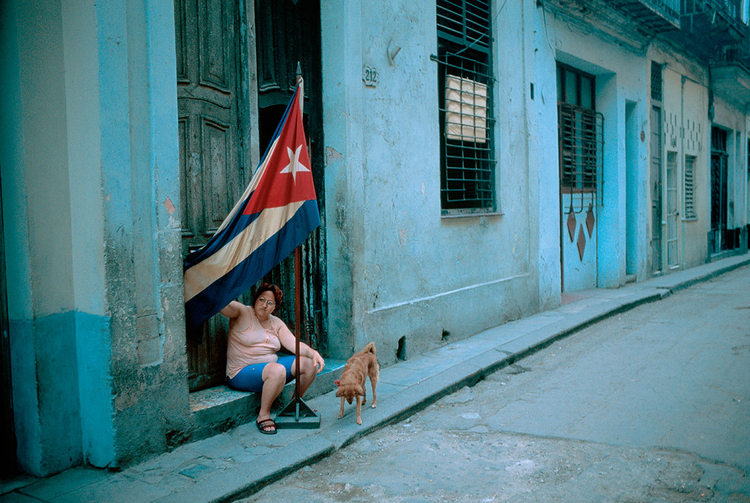 Hawana, Kuba, fot. David Alan Harvey"Flaga zapowiada spotkanie Komitetu Obrony Rewolucji. Członkowie zbierają się i rozmawiają o tym, że potrzebują większej ilości żarówek lub aspiryny, albo czegokolwiek innego"