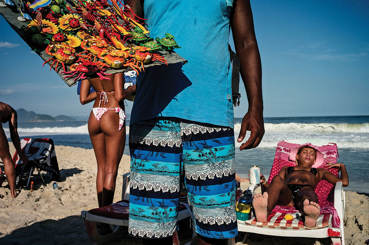 Rio de Janeiro, Brazylia, fot. David Alan Harvey"Typowy sprzedawca pamiątek na plaży Copacabana wraz z dziewczyną w bikini w kadrze. Bardzo trudno mi się tam pracowało!"