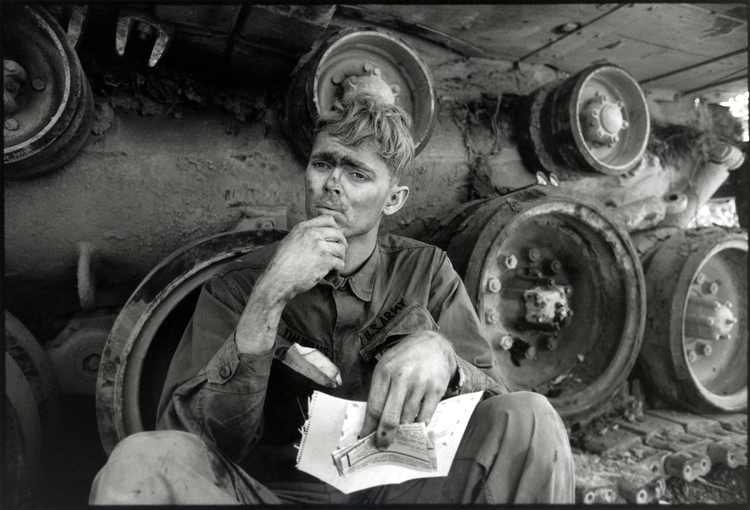 Amerykański żołnierz w Lang Vei, Wietnam, fot David Burnett