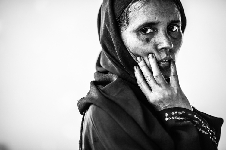 Zdjęcia pojedyncze, III miejsce w kategorii "Portret sesyjny", fot. Marcin Zaborowski

Cox Bazar, Bangladesz. Dala Banu, 44 lata, numer obozowy REC 38. Uchodźca z obozu Kutupalong. W obozie gang zgwałcił zbiorowo jej 23-letnią córkę, dzięki wsparciu UN udało się jej wyjechać do Kanady. Dala Banu, jej mąż i pozostałe pięcioro dzieci są biedni, nie mają pieniędzy na wyjazd z obozu ani odwiedziny córki w Kanadzie. 18 października 2013