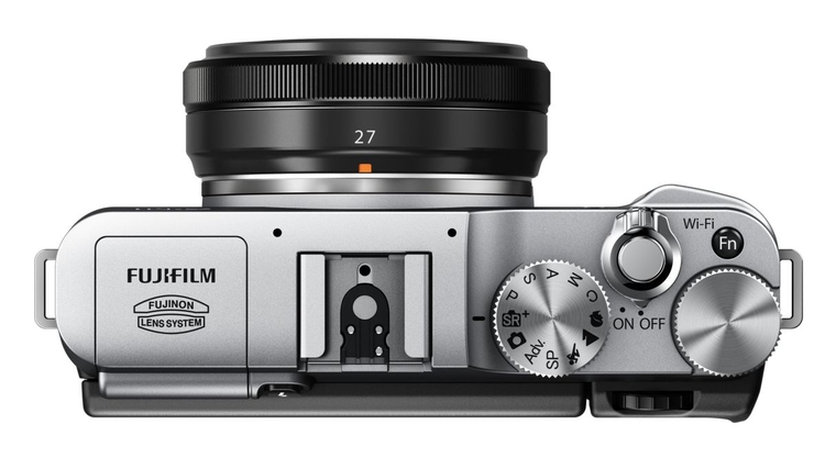 Fujifilm X-M1 ma gorącą stopkę i wbudowaną lampę błyskową