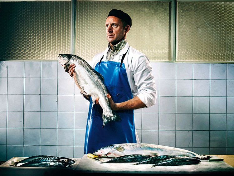 Sprzedawca ryb, 2011

"Kolejne ze zdjęć, z mojego prywatnego projektu brytyjskich sprzedawców. Korzystałem tu ze światła ciągłego".