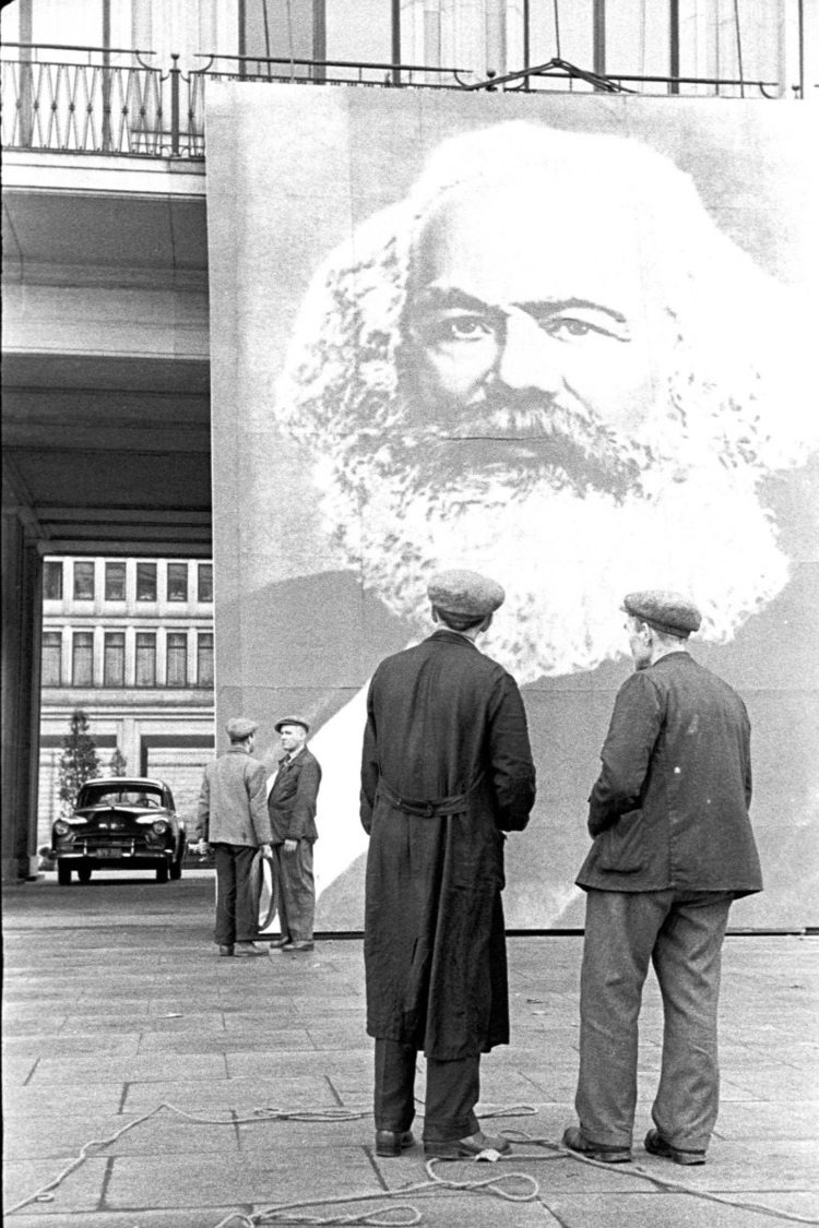 Przed Domem Partii, 1958, fot. Tadeusz Rolke 