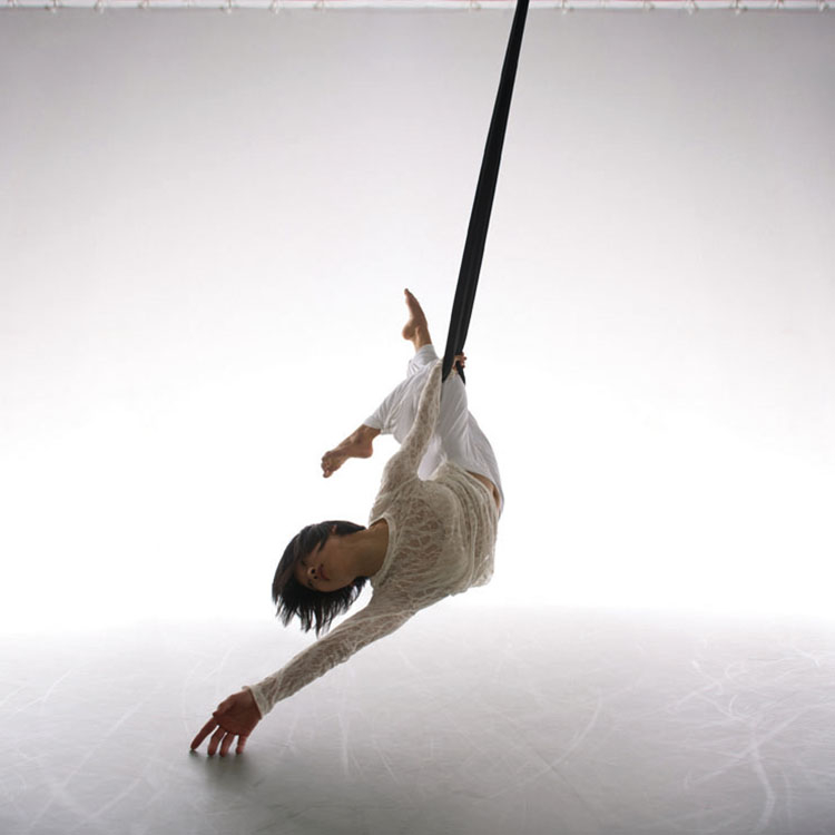 Melt, 2010

"Ostatnie zdjęcie prezentuje taniec w powietrzu, z dużą ilością światła skierowanego na tło. By uchwycić odpowiedni moment, skierowałem światło także na tancerkę " (fot. Chris Nash).
