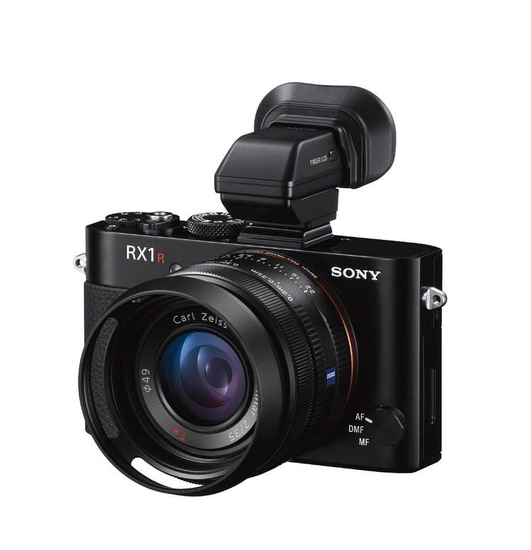 Do Sony RX1R można podłączyć wizjer elektroniczny i założyć osłonę na obiektyw, któa zapobiega powstawaniu flar na zdjęciach