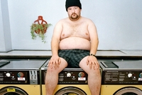 Johnny Vegas, portret w pralni - sesja z celebrytami - Muir Vilder