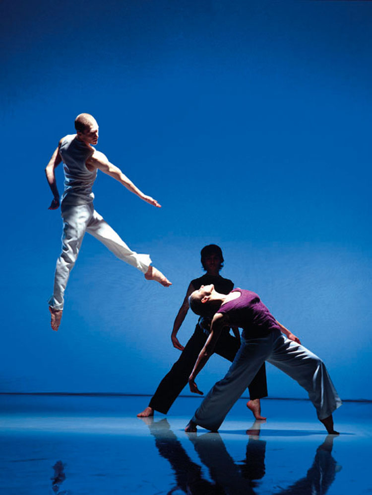 Richard Alston Dance Company, 2004

"Zrobiłem to zdjęcie w studiu, nie w czasie normalnego przedstawienia. To nie jest część jakieś konkre-
tnej choreografii, to raczej ogólne ujęcie pokazujące pracę zespołu" (fot. Chris Nash).