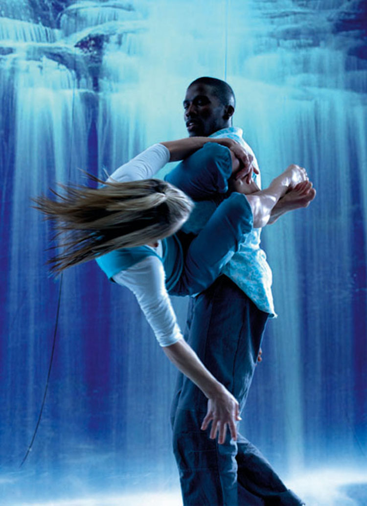 Motion House Dance Company, 2007

"Zdjęcie z przedstawienia Scattered. Wodospad jest wyświetlany na dużej ścianie z projektora. Wyzwaniem było zamrożenie tancerzy w odpowiednim momencie"(fot. Chris Nash).