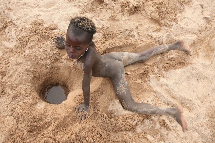 Wyróżnienie w kategorii Ludzie

"Szansa na wodę", fot. Zbigniew Borys10. Wielki Konkurs Fotograficzny National Geographic Polska


Południe Etiopii - plemienne ziemie Hamerów. Susze to tutaj codzienność. Bywa, że miesiącami nie spada kropla deszczu i wysycha wszystko, w tym wioskowe studnie. Wtedy jedyną szansą na orzeźwiający łyk jest dotarcie do wody, która sączy się leniwie między ziarenkami piasku, tuż pod wyschniętym korytem rzecznym.
