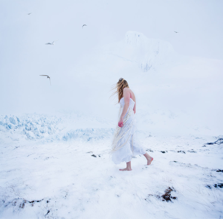 Wygnana
"Oto moja pierwsza próba
skomplikowanego fotomontażu.
Pierwszy plan złożony jest z dwóch
zdjęć – przedstawiającego mnie
idącą po śniegu i wykonanego
wcześniej, ukazującego ślady stóp", fot. Rebekka Guðleifsdóttir
