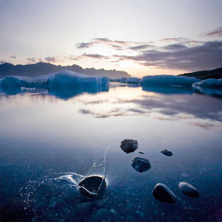 Świt
"Dotarłam do lodowej laguny
Jökulsárlón 15 minut przed
wschodem słońca. Zdjęcie
wykonałam przy czułości ISO 1600,
przysłonie f/4 i bardzo krótkim czasie
otwarcia migawki (1/3200 s)",  fot. Rebekka Guðleifsdóttir