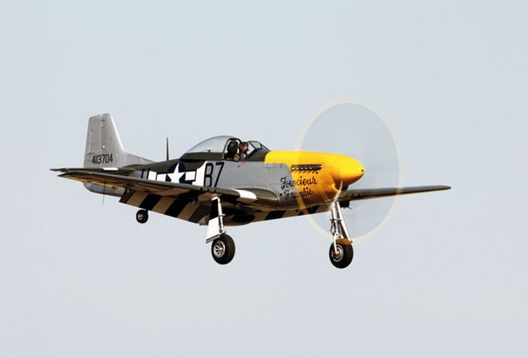 To zdjęcie prezentujące Mustanga
P-51 na tle błękitnego nieba jest
przykładem klasycznego ujęcia: pilot
jest ledwie widoczny, samolot jest
bardzo barwny, czas 1/80 s sprawił, że
śmigło pięknie się rozmyło, tworząc na
krawędzi równiutkiego okręgu żółtą
poświatę.