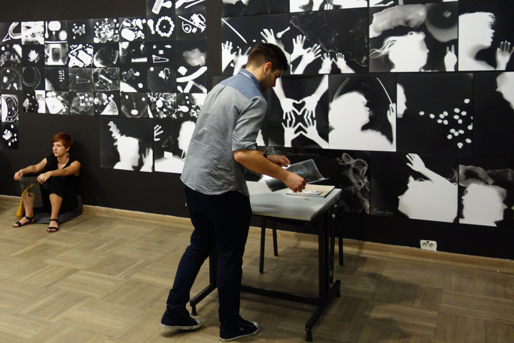 Wszystkie prace, które powstają w przestrzeni warsztatowej są eksponowane na ścianach galerii Bunkier Sztuki. Na ścianach widzimy fotogramy, zrobione w ciemni naprzeciwko, przez osoby odwiedzające wystawę. Wystawa "Oddźwięki" Jakuba Woynarowskiego, Miesiąc Fotografii w Krakowie 2014