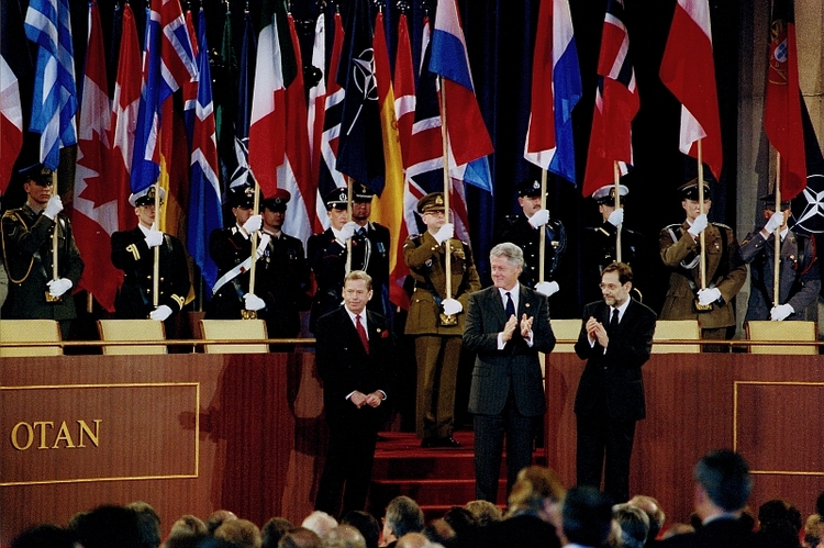 Javier Solana i Bill Clinton gratulują Václavovi Havlovi przyjęcia Czech do NATO, 12 marca 1999, fot. Alan Pajer