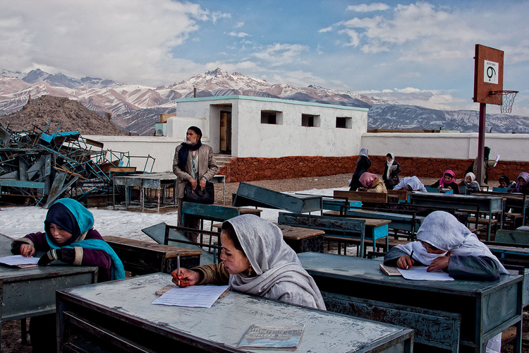 Zajęcia w szkole podstawowej
w Bamian,
Afganistan. fot. Marcin Suder