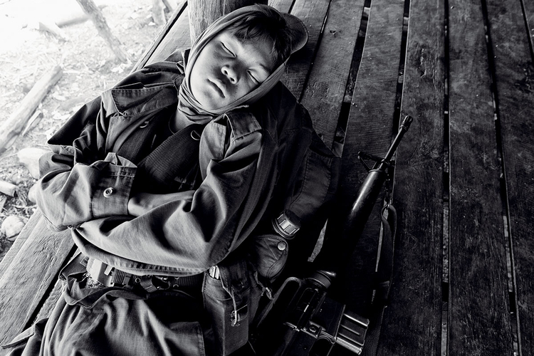 En Doh, piętnastoletni
żołnierz Karen National
Liberation Army (KNLA)
odpoczywa w czasie
postoju we wsi.
Birma. fot. Marcin Suder