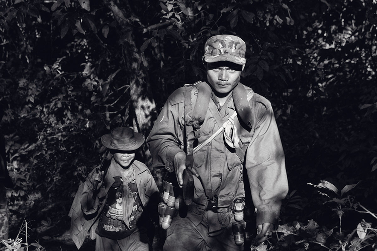 Żołnierze KNLA
podczas marszu
w dżungli. Birma. fot. Marcin Suder