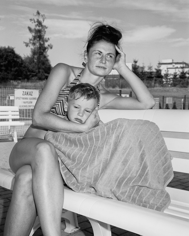 Katarzyna z synem Gracjanem na miejskiej pływalni. Września, 2015, fot. Adam Lach