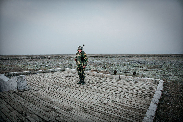 Żołnierz na warcie
na linii frontu
z Azerbejdżanem,
niedaleko Agdam,
2006 r. Fot. Justyna Mielnikiewicz