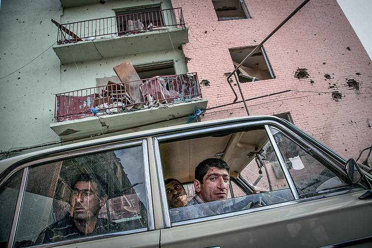 Mieszkańcy Gori
przyglądają się
zbombardowanym
budynkom mieszkalnym.
Gori, 2008 r. Fot. Justyna Mielnikiewicz
