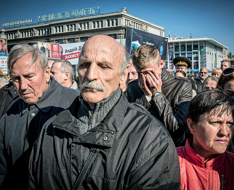 Mieszkańcy
Dniepropietrowska oddają
chołd poległym nieznanym
żołnierzom. Ukraina, 2014 r. Fot. Justyna Mielnikiewicz