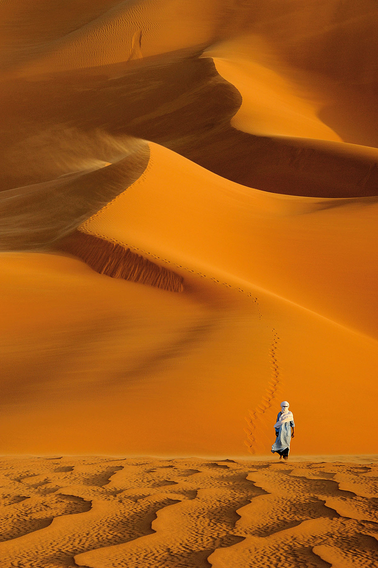 Tuareg, Libia, fot. Marsel van Oosten"Zdjęcie przedstawia mężczyznę wędrującego po pustyni w czasie silnego wiatru. Użyłem obiektywu 70-200 mm z przysłoną f/11"