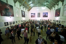 Aukcja prac Briana Griffina podczas zamknięcia Fotofestiwalu