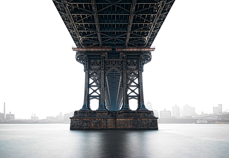 Strażnik"Chciałem sfotografować Nowy Jork z innej perspektywy. Ustawienie się z aparatem z szerokokątnym obiektywem bezpośrednio pod mostem pozwoliło mi uzyskać niecodzienną perspektywę i rzadko spotykaną głębię. Aby skupić uwagę oglądających na moście, zdecydowałem się prześwietlić panoramę miasta widoczną w tle"