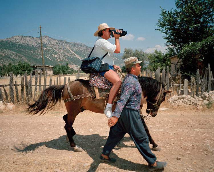 Kalkan, Turcja, z cyklu Small World, 1994Martin pisze często o wszechobecności fotografii i wiąże to z dynamicznym rozwojem turystyki w okresie powojennym oraz pojawieniem się aparatów cyfrowych, fot. Magnum / Martin Parr