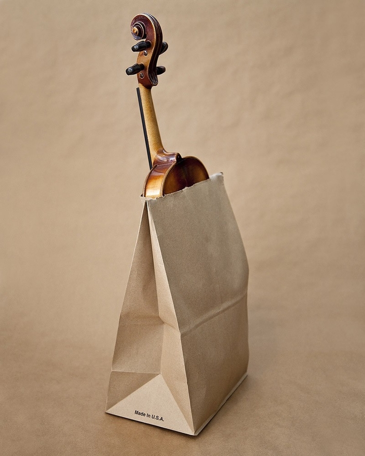 W Utach nikt nie powinien chodzić po ulicy ze skrzypcami schowanymi w papierowej torbie; fot. Olivia Locher