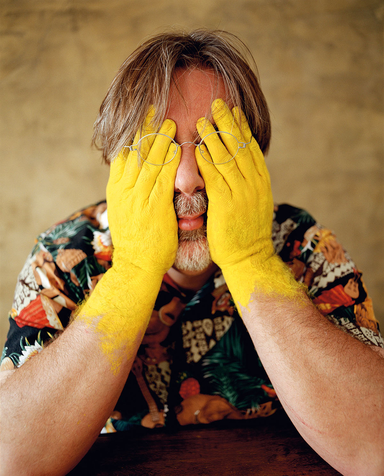 Matt Groening, 2004 r., fot. Lorenzo Agius"Matt, który wymyślił serial Simpsonowie, nie lubi być fotografowany, więc wpadłem na pomysł, aby pomalować jego ręce na żółty kolor charakterystyczny dla postaci z Simpsonów i zasłonić nimi jego oczy. Uwielbia tę fotografię!"