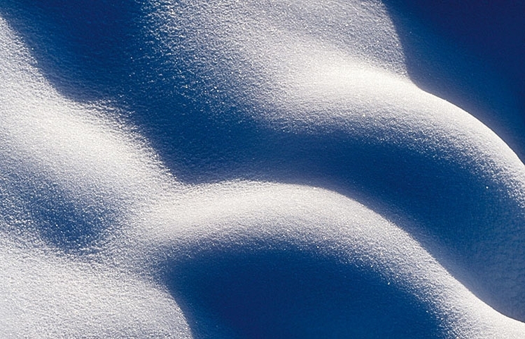 Praca ze światłem
Mocne, niskie światło pięknie
podkreśla formę i fakturę, a padające
z boku rzuca ładne, długie cienie.
Światło przebijające się przez
chmury pięknie pracuje w ujęciach
mocno graficznych, które skupiają
się na samej fakturze śniegu, fot. Mark Hamblin