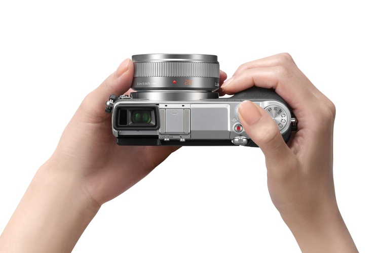 Nowatorski odchylany wizjer ułatwi fotografowanie oraz filmowanie z nietypowej perspektywy. Warto zaznaczyć, że jest to element którego brakuje jego stylowym rywalom, czyli Olympusowi E-P5 i Fujifilm X-E1