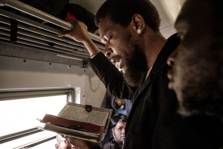 Dingaan James Gumede - lokalny pastor, który nauki religijne wykłada w pociągach; fot. Marco Casino