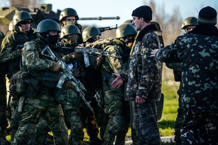 Zdjęcia pojedyncze, I miejsce w kategorii "Wydarzenia", fot. Kuba Kamiński

Krym. Ukraińska baza wojskowa Belbek po szturmie rosyjskich wojsk specjalnych poddała się. Na zdjęciu widać nieuzbrojonych ukraińskich żołnierzy, którzy od referendum bronili bazy, odpierając ataki prorosyjskich prowokatorów. Po przejęciu bazy przez Rosjan dziennikarzy zmuszano, by oddali wszystkie materiały, które rejestrowały ich szturm. Dzięki szybkiemu skopiowaniu i ukryciu karty zdjęcie ocalało. 22 marca 2014