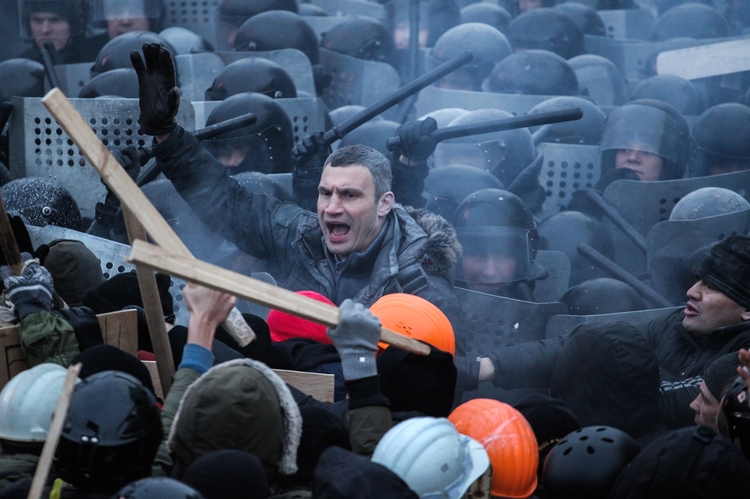 Zdjęcia pojedyncze, II miejsce w kategorii "Wydarzenia", fot. Tomasz Adamowicz

Ukraina, Kijów. Podczas walk na ulicy Hruszewskiego Witalij Kliczko, założyciel partii Ukraiński Demokratyczny Alians na rzecz Reform, mimo że należy do opozycjonistów, próbuje jednak powstrzymać tłum demonstrantów napierający na siły porządkowe broniące dostępu do budynków rządowych. Był to pierwszy dzień walk na ulicach Kijowa, które ponad miesiąc później doprowadziły do zmiany władzy na Ukrainie. 19 stycznia 2014