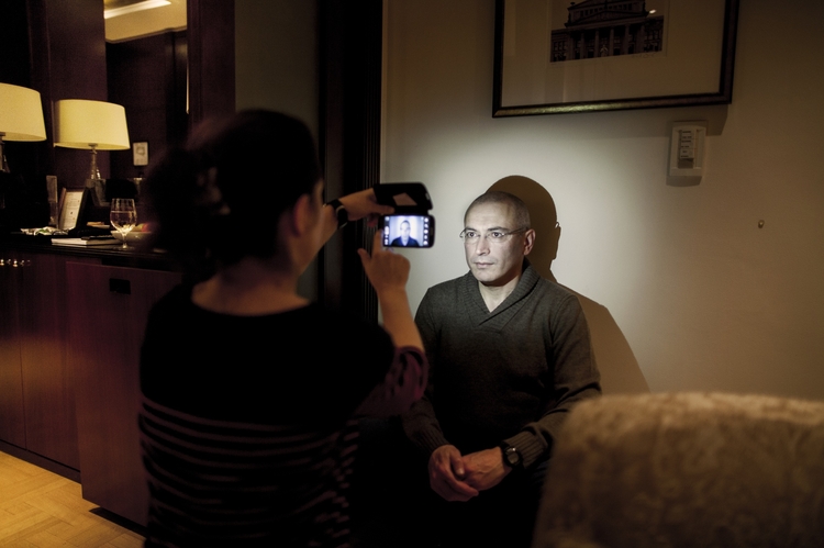 Zdjęcia pojedyncze, II miejsce w kategorii "Ludzie", fot. Bartek Sadowski

Berlin. Michaił Chodorkowski zaraz po tym, jak został wypuszczony z rosyjskiego łagru, przyjechał do Berlina, by stąd dotrzeć do rodziny w Szwajcarii. Na zdjęciu kuca pod ścianą pokoju hotelowego, pozując swojej współpracowniczce, która robi mu telefonem komórkowym zdjęcie do dokumentów. 23 grudnia 2013