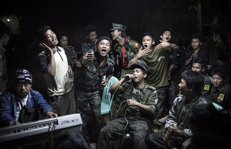 I nagroda w kat. Życie codzienne - zdjęcie pojedyncze, "Kachin fighters", fot. Julius Schrank 