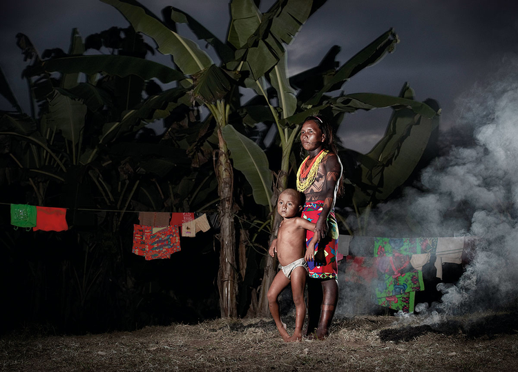 Matka z dzieckiem, Darién, 2010

"Tę parę z plemienia Embera sfotografowałem po całonocnej wycieczce. To był długi czas naświetlania, bez statywu, skorzystałem z kilku lamp, które umożliwiły pokazanie odrobiny drugiego planu. Tylne światło ładnie podkreśla dym".