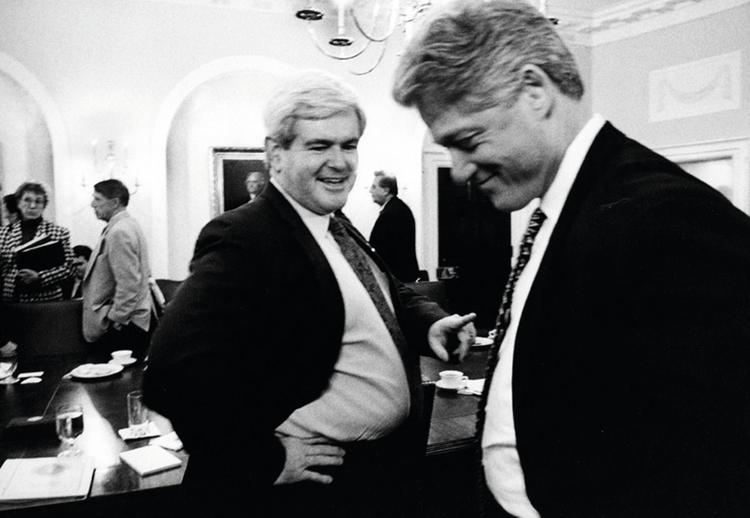 Bill Clinton i Gingrich Republikanin Newt Gingrich z prezydentem Clintonem w trakcie rzadkiej między nimi przyjacielskiej rozmowy. Animozje osiągnęły apogeum po pogrzebie premiera Izraela Yitzhaka Rabina, na krótko przed tym, jak Gingrich doprowadził do paraliżu rządu, co zaowocowało spadkiem popularności jego partii w sondażach opinii publicznej, fot. Bob McNeely