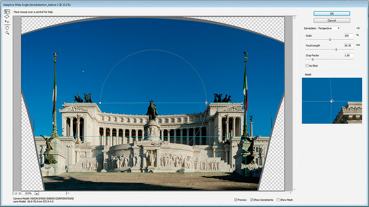 Adaptacyjny szeroki kąt znacznie ułatwia korygowanie dystorsji i prostowanie pionów. Podobnie jak w przypadku narzędzi korekcji zniekształceń obiektywu w ACR i Photoshopie, nowy filtr automatycznie rozpoznaje rodzaj obiektywu. Polecenie to pozwala rozmieścić linie wzdłuż krawędzi, które powinny być proste, dzięki czemu doskonale nadaje się do korygowania zniekształceń na zdjęciach architektury. Jest to również doskonałe narzędzie do prostowania zbiegających się pionów, ponieważ umożliwia narysowanie linii wzdłuż pionowych obiektów, takich jak słupy z flagami na naszym zdjęciu, a następnie - przytrzymując klawisz Shift - wyprostować je, w celu uzyskania idealnie pionowych elementów.