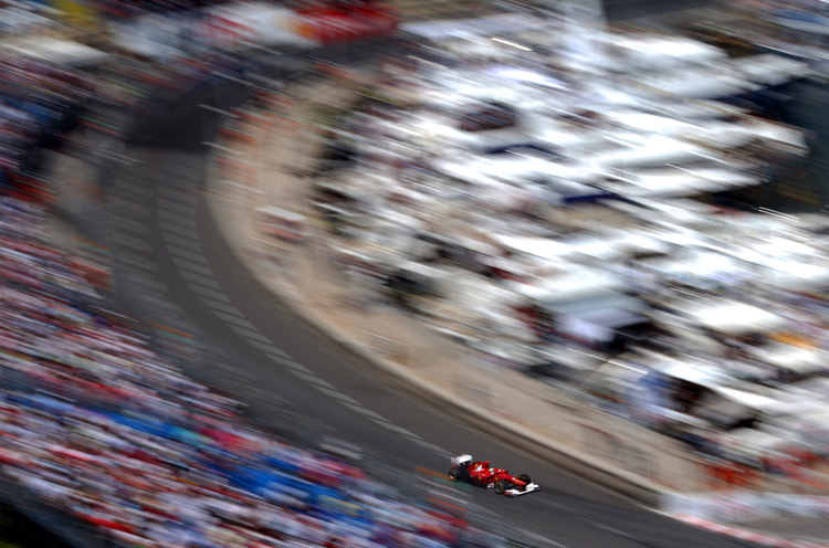 Szerokie ujęcie i ciekawa perspektywa zdjęcia uwydatniają prędkość bolidu Ferrari, a także podkreślają kolorystykę drugiego planu wokół toru podczas Grand Prix Monaco.
Zdjęcie wykonane aparatem Canon EOS-1D X, ogniskowa 70 mm, czas ekspozycji  1/15 s, wartość przysłony f/29; fot. Frits van Eldik