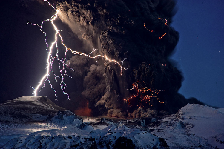 Błyskawica w chmurze
"Sfotografowałem ją podczas erupcji wulkanu Eyjafjallajokull w 2010 r., z odległości ok. 7 km od krateru, obiektywem 120 mm. Naświetlałem zdjęcie przez 15 sekund, żeby doświetlić tło. Pył, który widać na zdjęciu, zatrzymał ruch lotniczy w Europie" (fot. Sigurður Stefnisson).