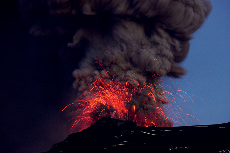 Ognista kaskada
"Zdjęcie, które wykonałem pod koniec wybuchu wulkanu Eyjafjallajokull w 2010 roku. Fotografowałem w odległości ok. 10 km od krateru" (fot. Sigurður Stefnisson).