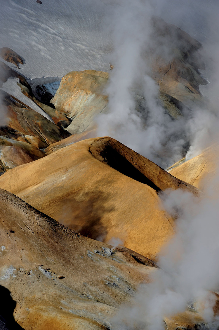 Para
"Unosi się na obszarze geotermalnym w pobliżu gór Kerlingarfjoll. Ziemia ma taki kolor z powodu ryolitowych skał. W tle można zobaczyć jeszcze śnieg z poprzedniej zimy" (fot. Sigurður Stefnisson).