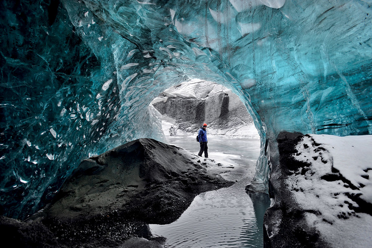 Lodowa jaskinia
"Zdjęcie zrobiłem w Vatnajökull, przy lodowej lagunie. Jaskinie są dostępne jedynie zimą, na wiosnę rozpadają się i trzeba czekać przez cały rok, aż powstaną nowe. W tym przypadku, z powodu skrajnych różnic w naświetlaniu, użyłem techniki HDR" (fot. Sigurður Stefnisson).