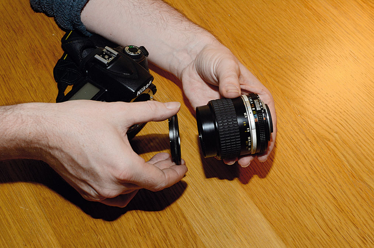 Odwrócony obiektywBy zrobić zaprezentowane tu zdjęcia, korzystaliśmy z obiektywu Nikon 28 mm z pierścieniem odwrotnego mocowania. Upewnijcie się, że pierścień ma odpowiednią średnicę, by pasował do mocowania filtru Waszego obiektywu lub zaopatrzcie się w specjalną przejściówkę.
