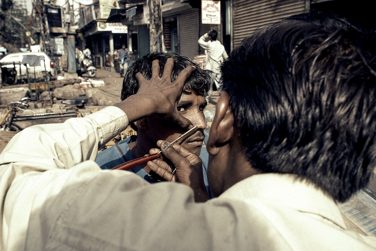 Delhi, Indie. Rok 2003."Moja pierwsza wizyta w Indiach. Tutaj podpatruję ulicznego golibrodę", fot. Bart Pogoda