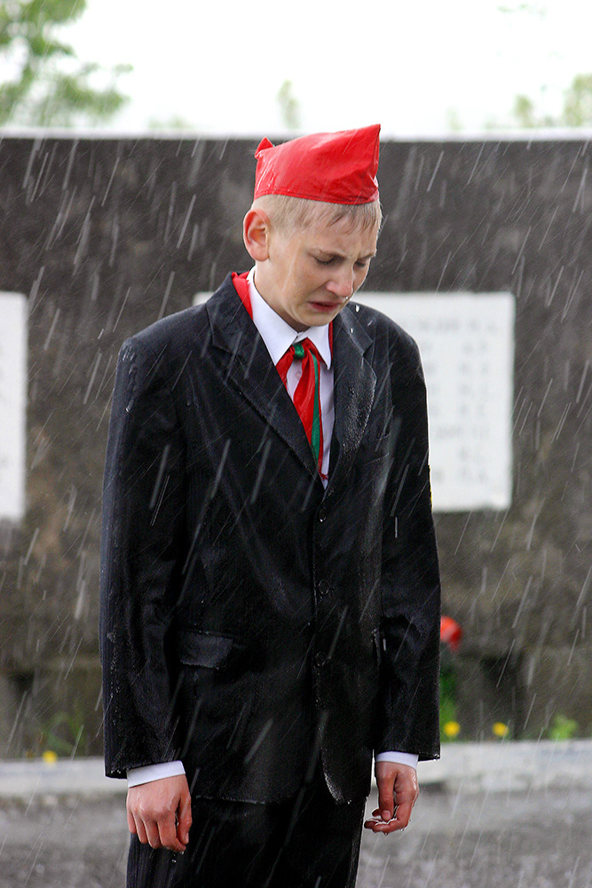 II miejsce w kategorii portret reporterski,zdjęcie pojedyncze), fot. Vasiliy Zenko

Pionier w czasie deszczu nie opuścił swojego stanowiska na Placu Nieśmiertelności.
3 lipca 2013, miasto Stołpce, Białoruś.