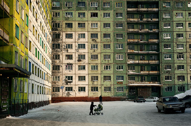 

Życie za kołem podbiegunowym - Norylsk na zdjęciach Eleny Czernyszowej  

 

Jedno z najbardziej wysuniętych na północ miast świata, gdzie przez dwa miesiące w roku panuje noc polarna, a temperatury spadają do -55 st. Jak żyje się w takim miejscu? 

>>> Przejdź do artykułu >>>